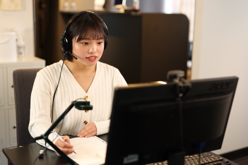 オンラインで授業を受ける生徒