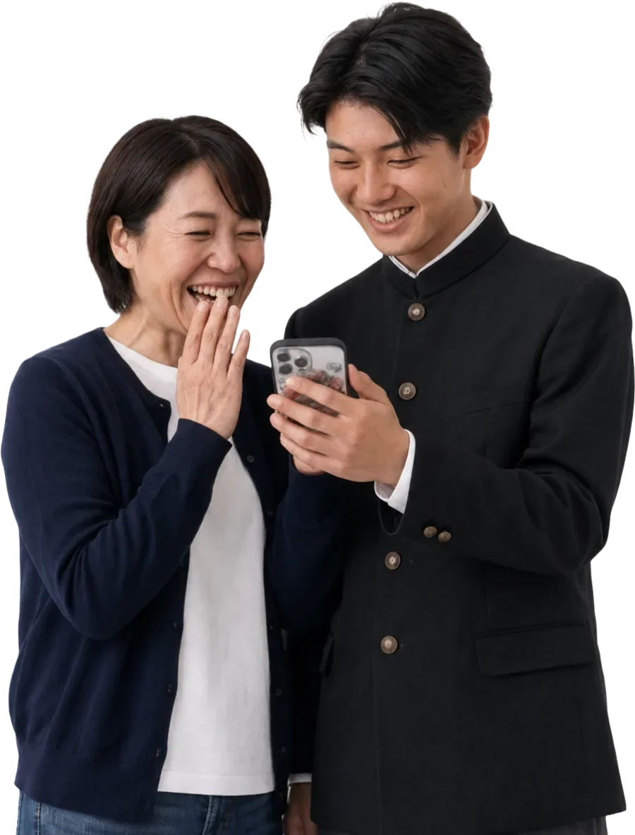 スマートフォンで診断結果を見て喜ぶ受験生と保護者